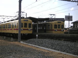 西鉄新宮駅に停車している600形車両