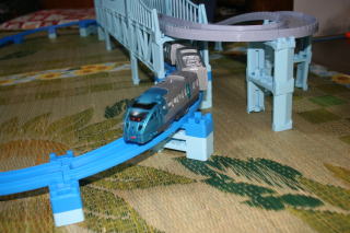 大鉄橋から、出てくる電車のアングル