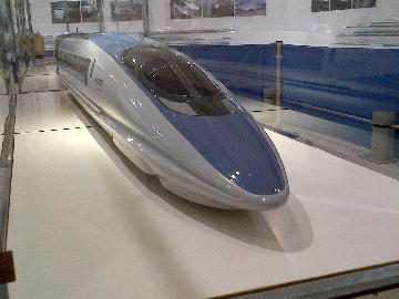 500系新幹線の大きな模型